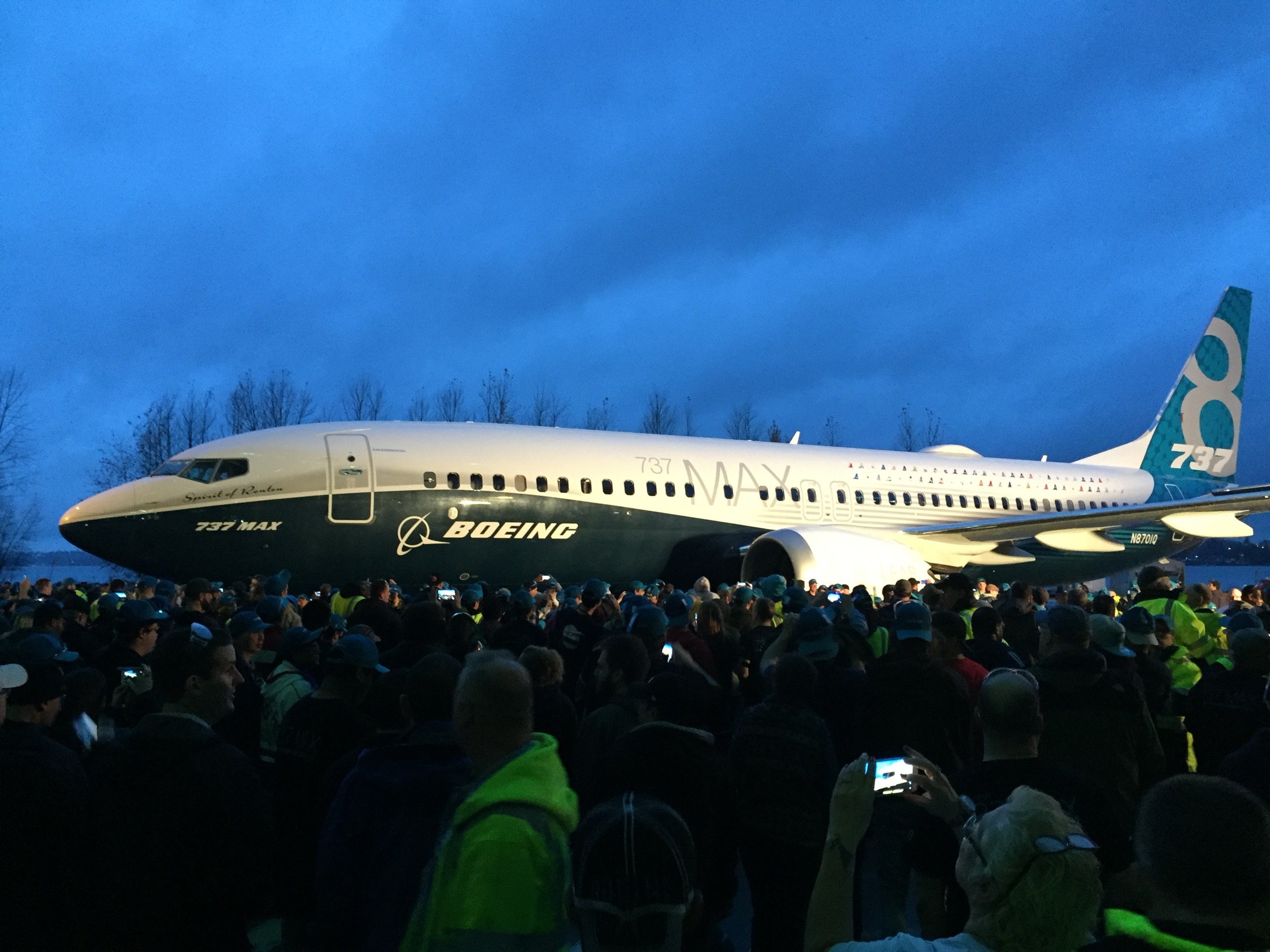 Boeing 737 MAX 停在 Renton 工厂外。