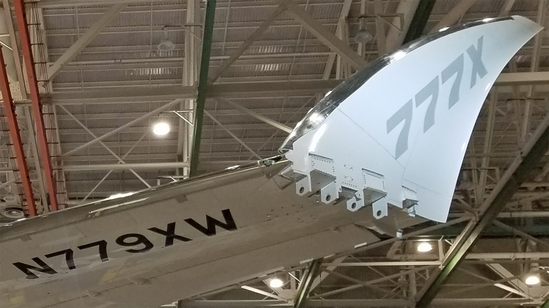 Boeing 777X 折叠翼尖。