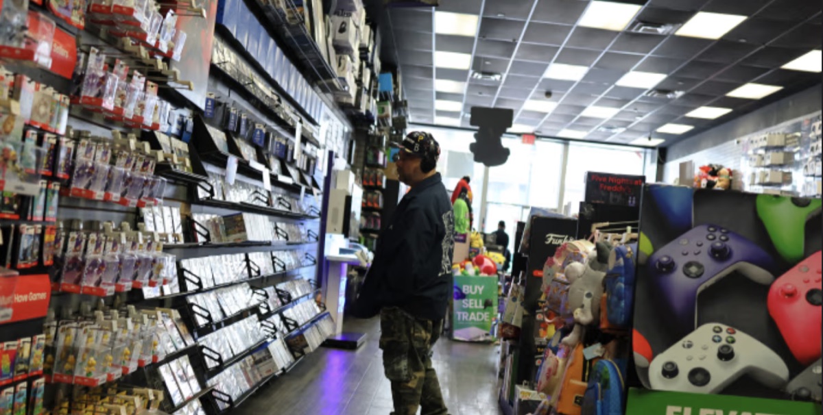 GameStop 门店的 BUY SELL TRADE 招牌。